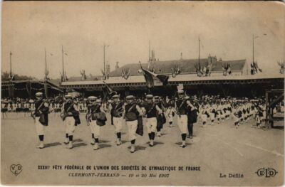 Old postcard Clermont-Ferrand - Le Defile (118280)