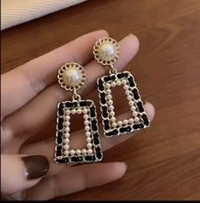Fashion Jewellery Ladies,girls Faux pearls Black & Gold Colour Studs Earrings