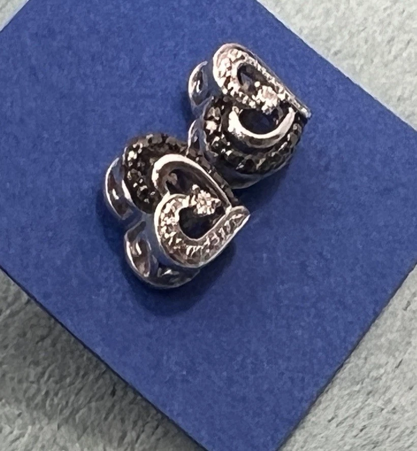 Aretes con corazón de diamantes Kay Jewelers de plata de ley rollo abierto negro blanco Foto 2 de 4