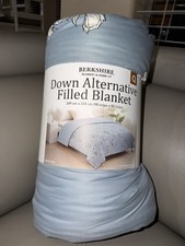 Berkshire Down Alternative Filled Blanket.Reversible to solid Queen Size 98"X92"