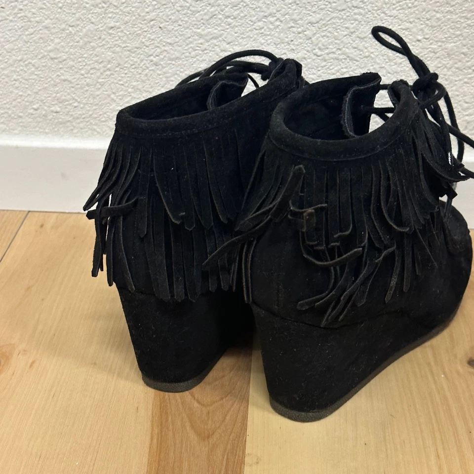 Shiekh Boots Women's 8.5 Black Bootie Cherokee Fringe Mocassin Faux Suede  - Image 4 of 4