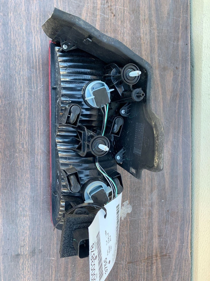 08 09 10 11 12 13 14 Conjunto de luz trasera izquierda Dodge Challenger Foto 2 de 3