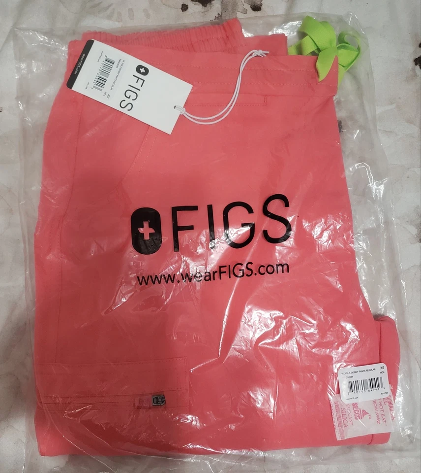 FIGS 女式珊瑚色套装三口袋 SCRUB TOP / YOLA 紧身裤  — 第 4/4 张图片