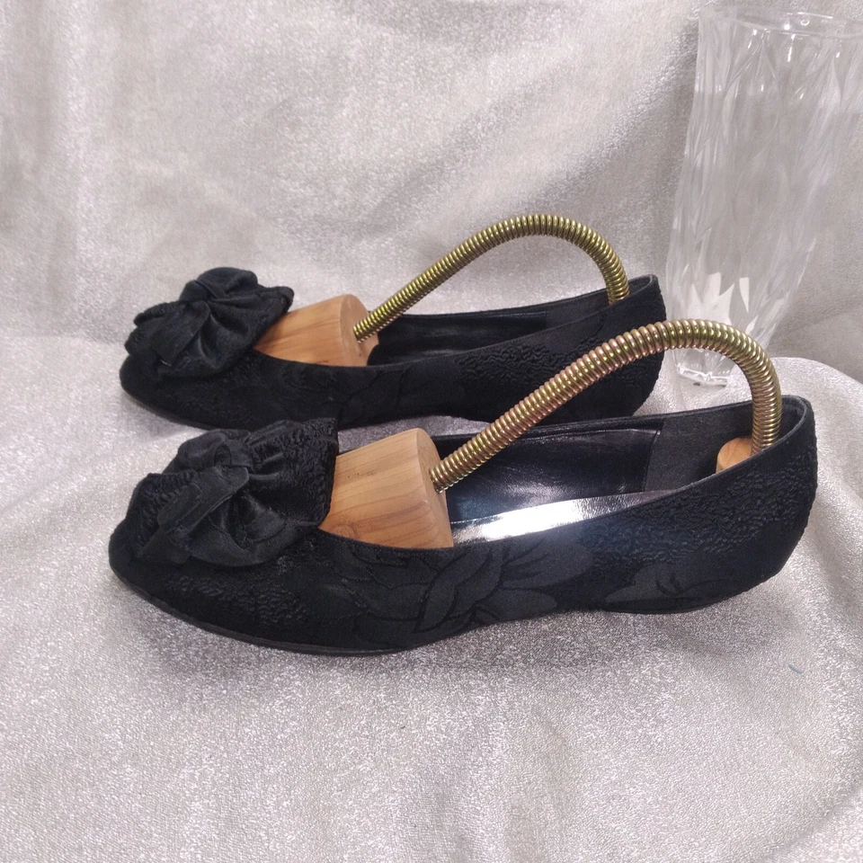 Zapatos planos Stuart Weitzman Mr Seymour totalmente negros de tela floral con lazo 6 mujeres de EE. UU. Foto 3 de 4