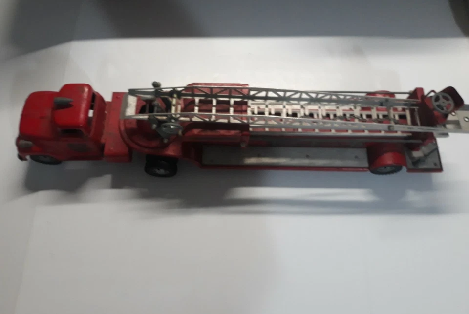 Camión de bomberos y escaleras Ford Tonka TFD 1957 original vintage con escalera hidráulica Foto 2 de 4