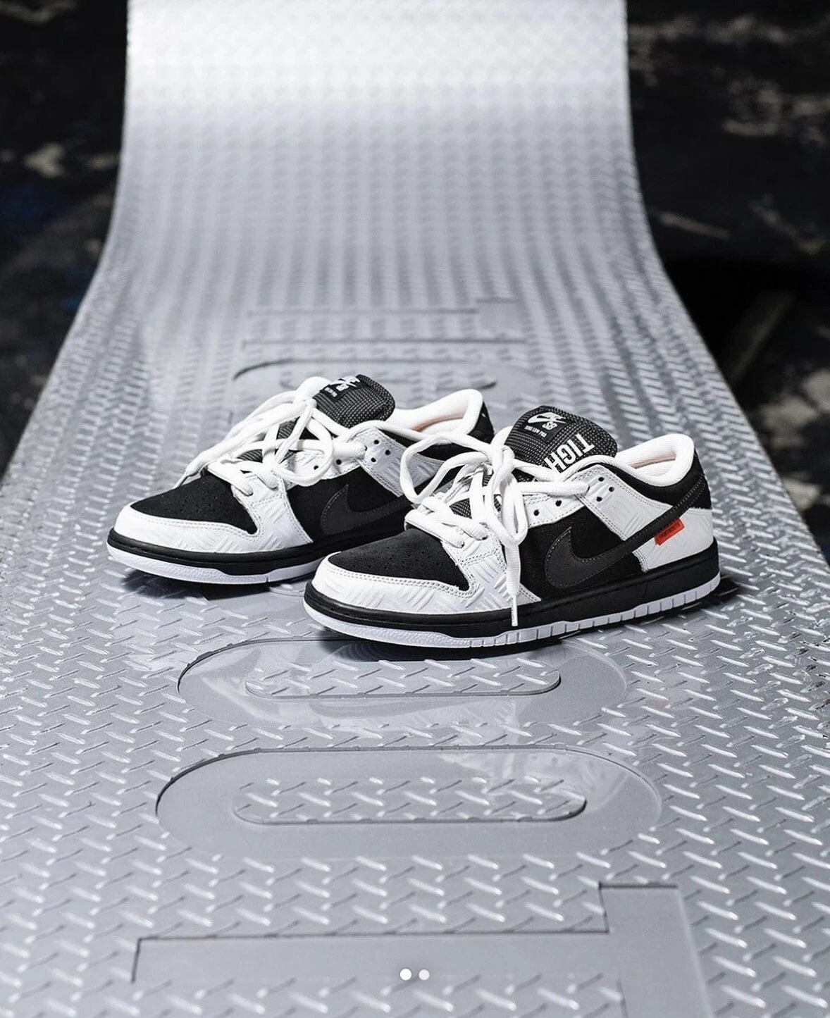 NIKE SB TIGHTBOOTH DUNK LOW PRO (TAILLE 9) (FD2629 100) FW24 SUPREME DUNK LOW