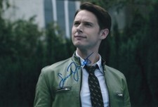 SAMUEL BARNETT signed Autogramm 20x30cm DIRK GENTLY in Person autograph COA