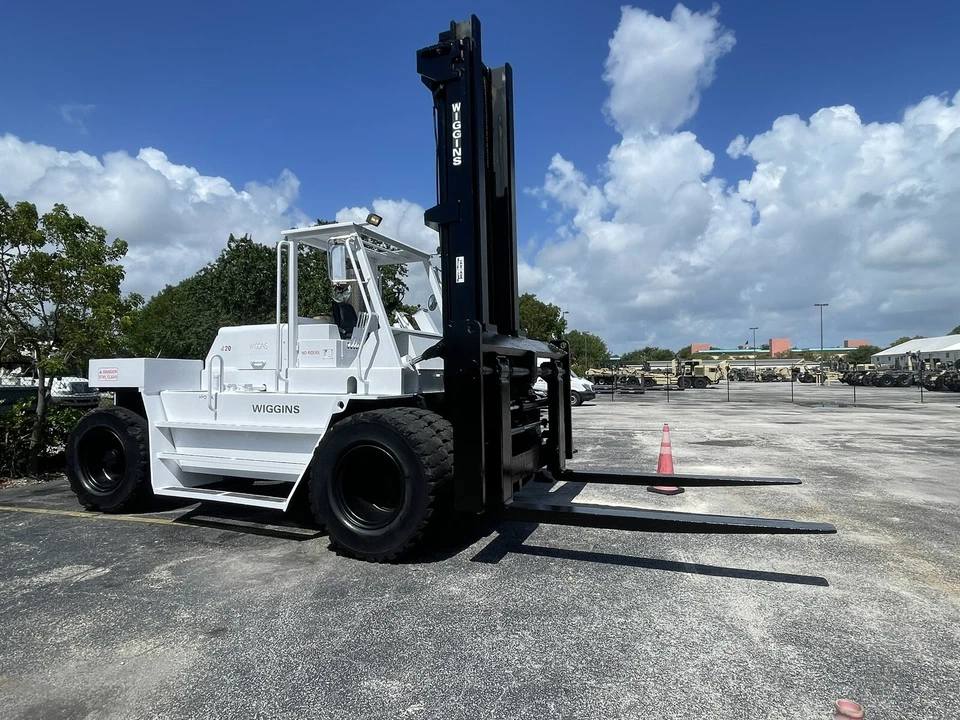 Carretilla elevadora Wiggins 420 YXL 42.000 libras de capacidad de elevación. Horas muy bajas año 2001 Foto 2 de 4