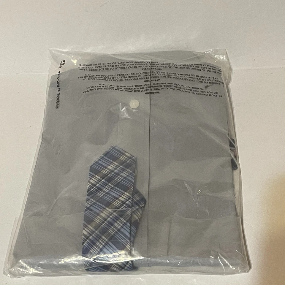 Camisa uniforme de vestir azul manga larga Izod para niño talla pequeña (8) con corbata con clip Foto 4 de 4
