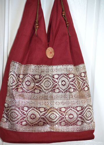 Bolso de hombro de algodón hecho a mano con diseño de brocado en color rojo - Imagen 3 de 5