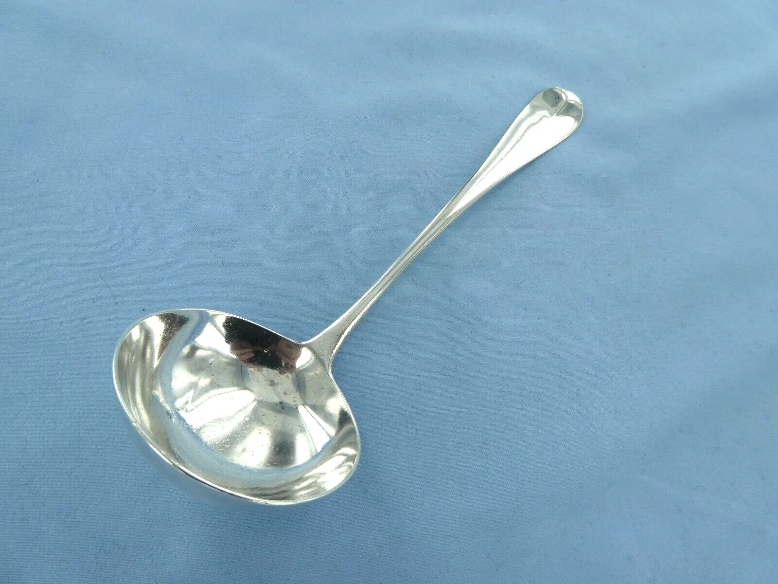 AN ANTIQUE STERLING SILVER OLD ENGLISH RAT TAIL SAUCE LADLE. LONDON 1898.