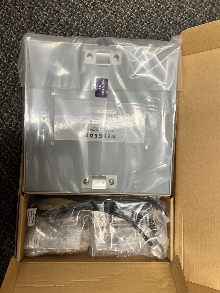 Netgear 18 dBi Directional Patch Panel Antenna ANT24D18 - Image 3 of 3