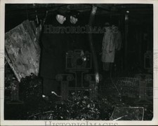 1949 Press Photo Lt/ Dave Kerr and Toronto Firemen Ross Brown - nee99713