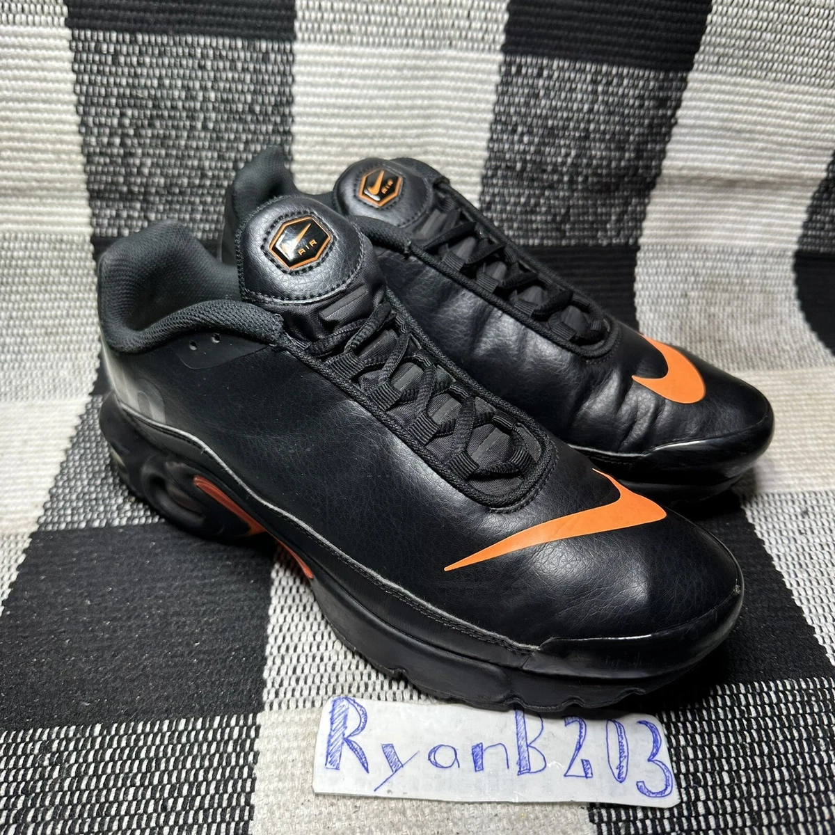 Air max plus black hotsell orange