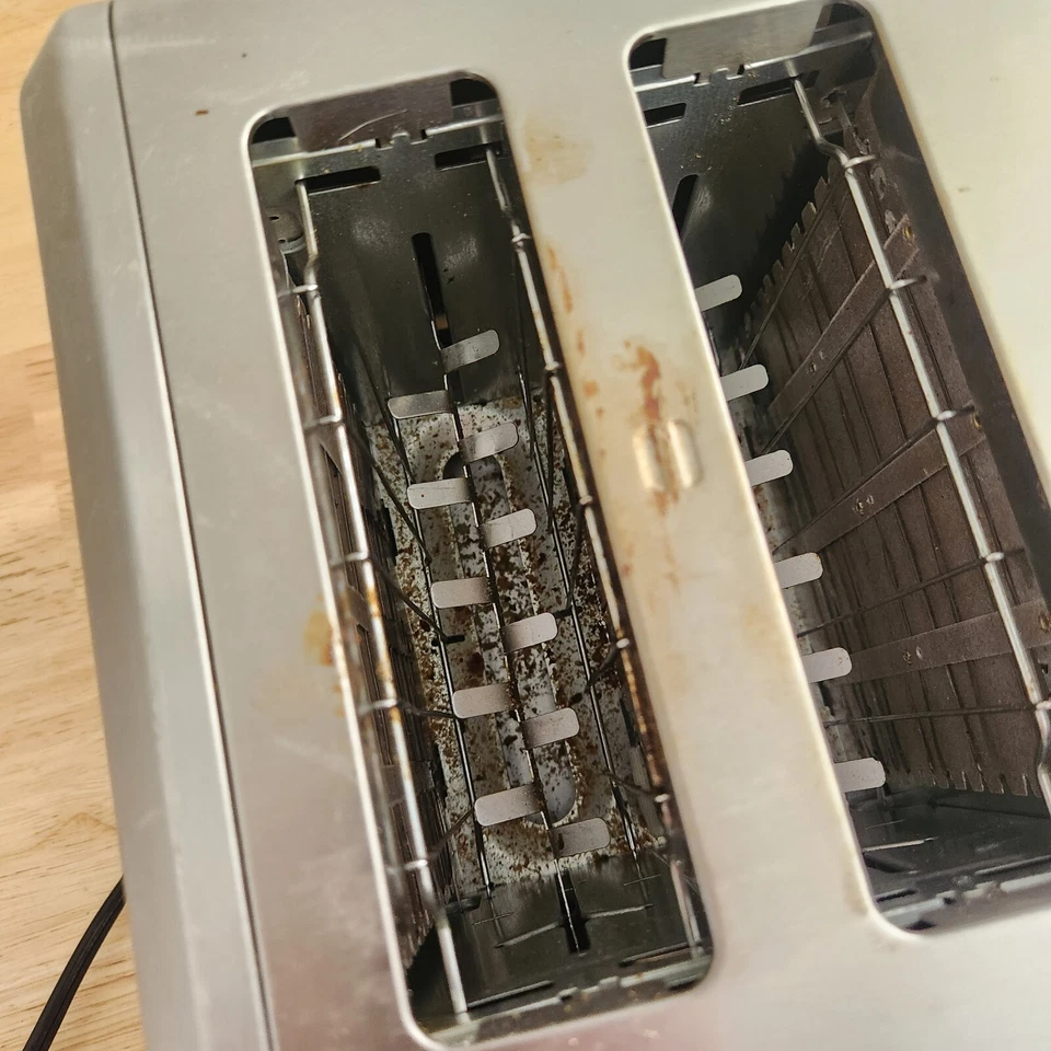 Frigidaire Professional Serie 4 Rebanadas Tostadora Acero Inoxidable Plata FPTT04D7MS Foto 3 de 4