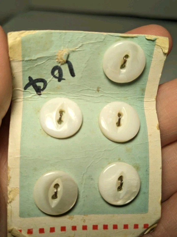 Vintage 5 Shell Pearl Buttons - Image 2 of 4