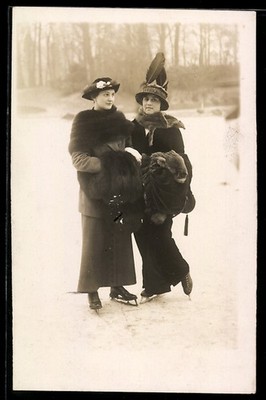 Foto-AK Frauen mit Schlittschuhen auf dem Eis 