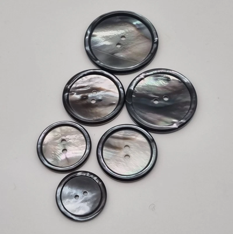 Grauer Perlmutt 2-Loch-Knopf 23-38 mm / Mother-of-Pearl Button Bouton Nacre P25 - Bild 2 von 2