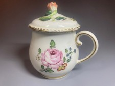 Chelsea-Derby custard cup &cover c1772/3.gold anchor & D mark