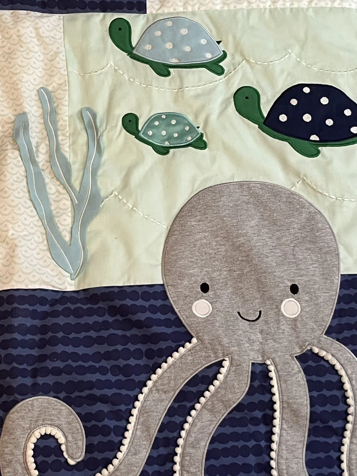 Edredom para berço Lambs & Ivy Oceania colcha baleia/polvo/peixe azul/cinza/branco - Imagem 2 de 4