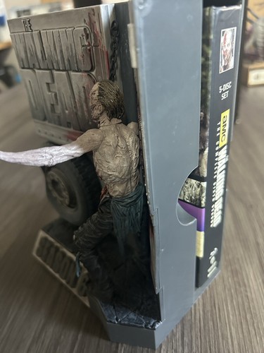 The Walking Dead The Complete Sixth Season Limited Edition / Zombie Statue - Picture 5 of 7