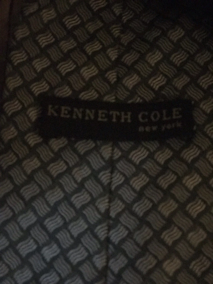 Kenneth Cole trae una corbata maravillosamente diseñada Foto 4 de 4