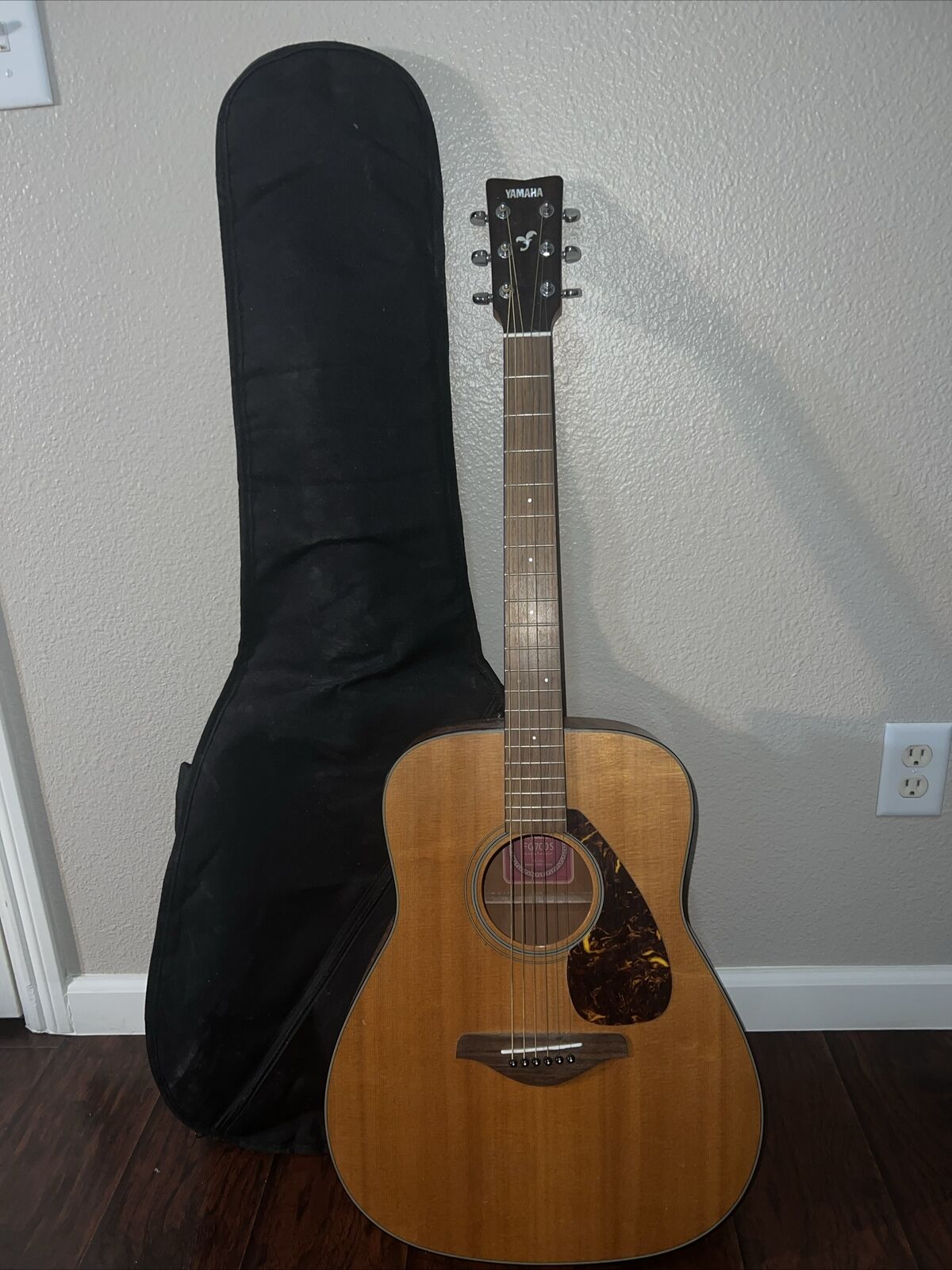 Yamaha FG-700S Acoustic Guitar w/ Carrying Case
