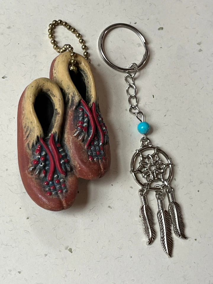 Lote de pares de chaveiros de resina Southwest Mocassins e Silvertone Dream Catcher - Imagem 3 de 4