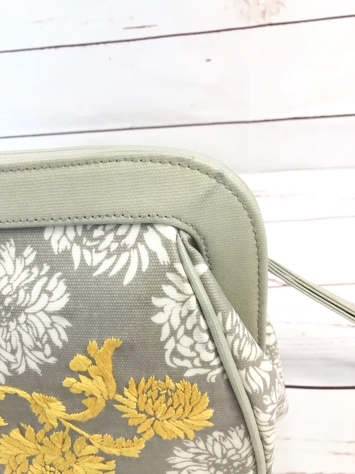 Cartera sin asas Petunia Pickle Bottom pañal gris y amarillo floral cross town Foto 2 de 4