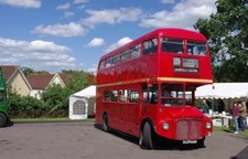 PHOTO LONDON TRANSPORT ROUTMASTER BUS NO RM1966 (ALD 966B) OF 1964 VINTAGE OUT