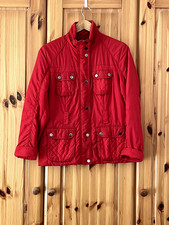  Rote Jacke mit Reißverschluss und Knöpfen ...