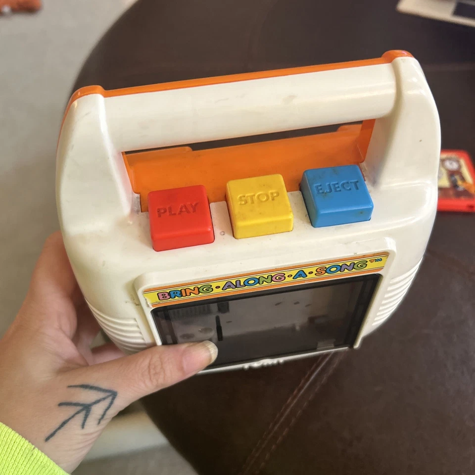 Vintage WORKING Tomy Bring Along A Song Cassette Music Box Player w 2 cassettes - Image 3 of 4