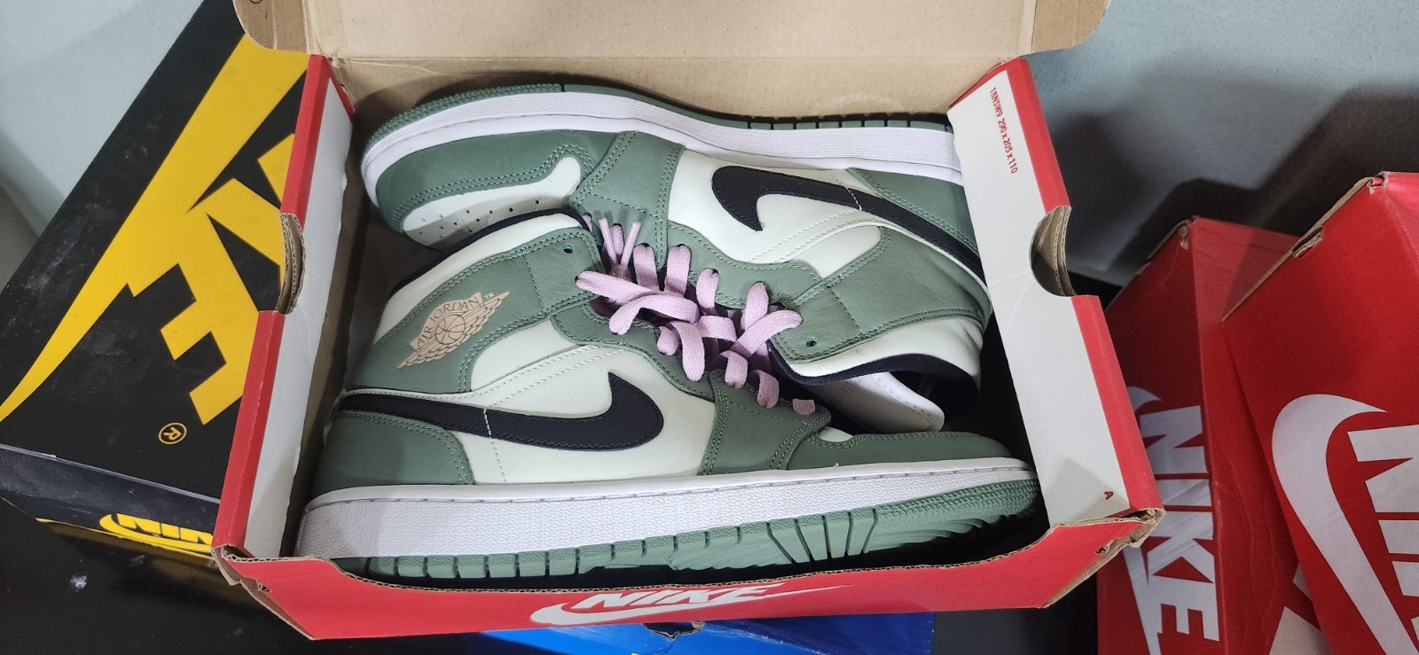 Jordan Air Jordan 1 Mid Dutch Green CZ0774-300 Green Pink Leather Sneaker