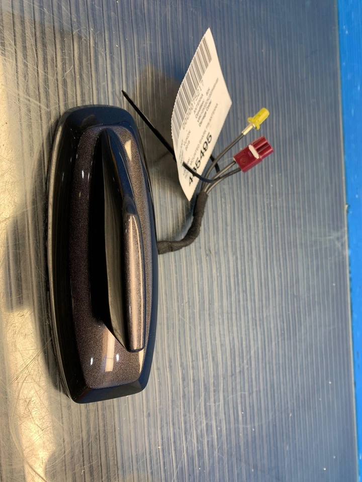 Antena de aleta de tiburón montada en techo GMC Yukon 2015-2020 OEM 84081914 Foto 2 de 4