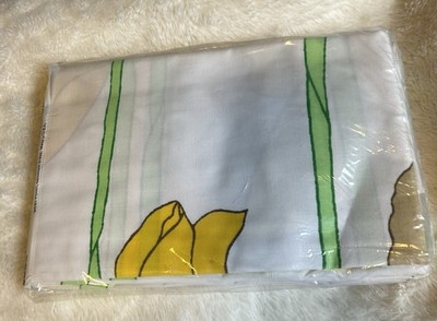 1970's Martex Graphic print Daffodil spring pillowcases set of 2 Standard  size