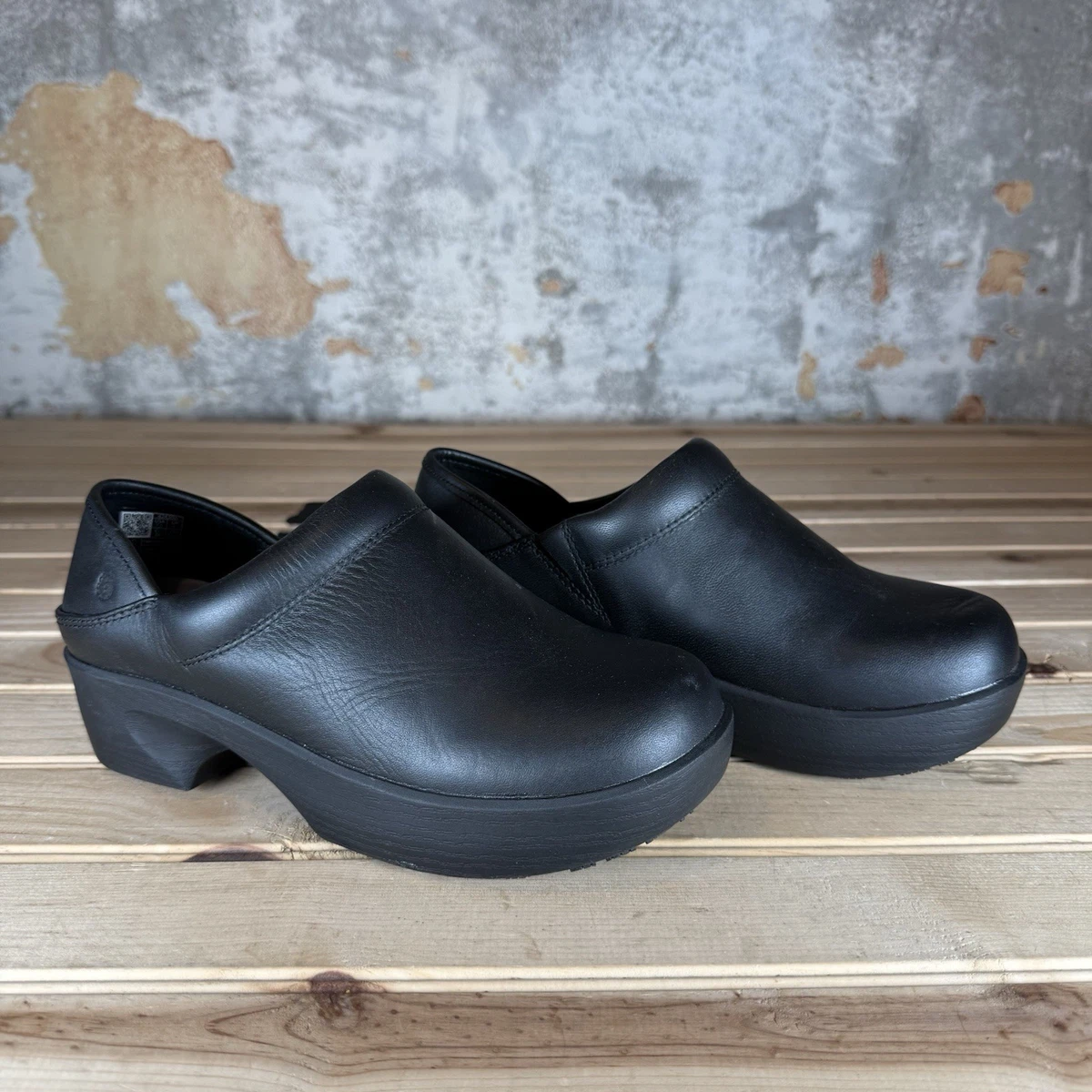 Clog Shoes For Crews Solid Comfort Shoes for Women for sale  display picture 2