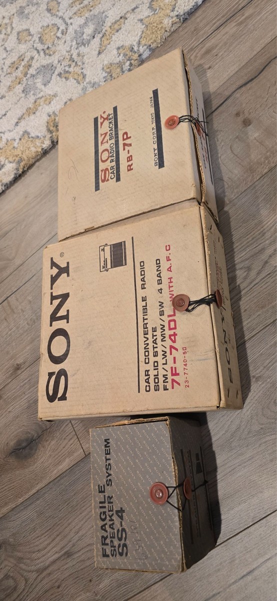 1969 Sony 7F-74DL 11-Transistor 4-Band Portable/Car Radio w/ RB-TP
