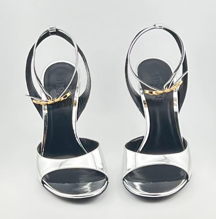 サンダル・ミュール VERSACE 'safety pin' patent leather sandals 1003205 D2VE Giày Nữ Versace Safety Pin Patent Sandals 'Black' 1003205