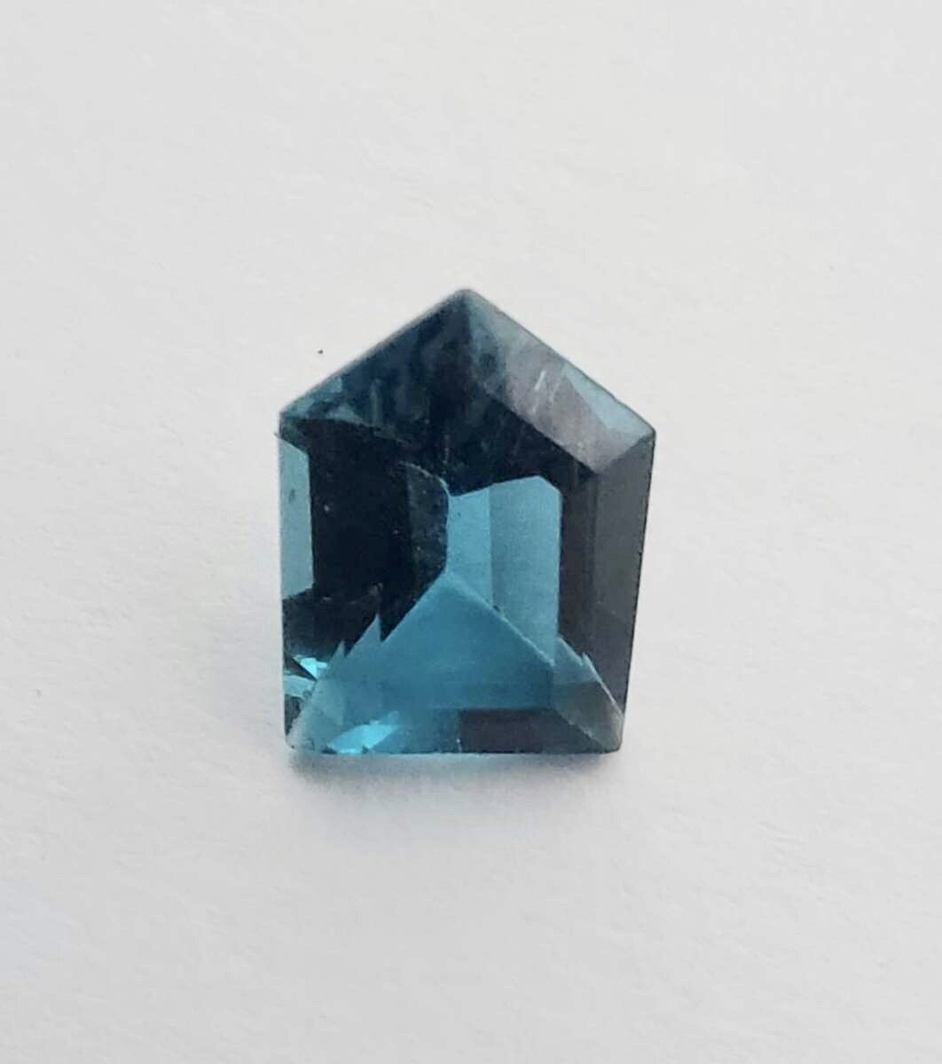 Topaze London blue authentique de 2.24 carats symbole de sérénité et d'élégance