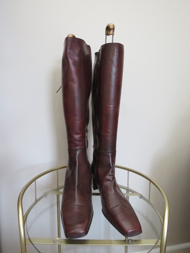 KNEE HIGH ITALIAN LEATHER BOOTS SIZE 39.5 - NEEDS ATTENTION TO ONE HEEL