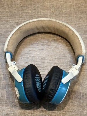 Bose Soundlink On-ear Headphones with  Aux and Case Teal/White See Pics