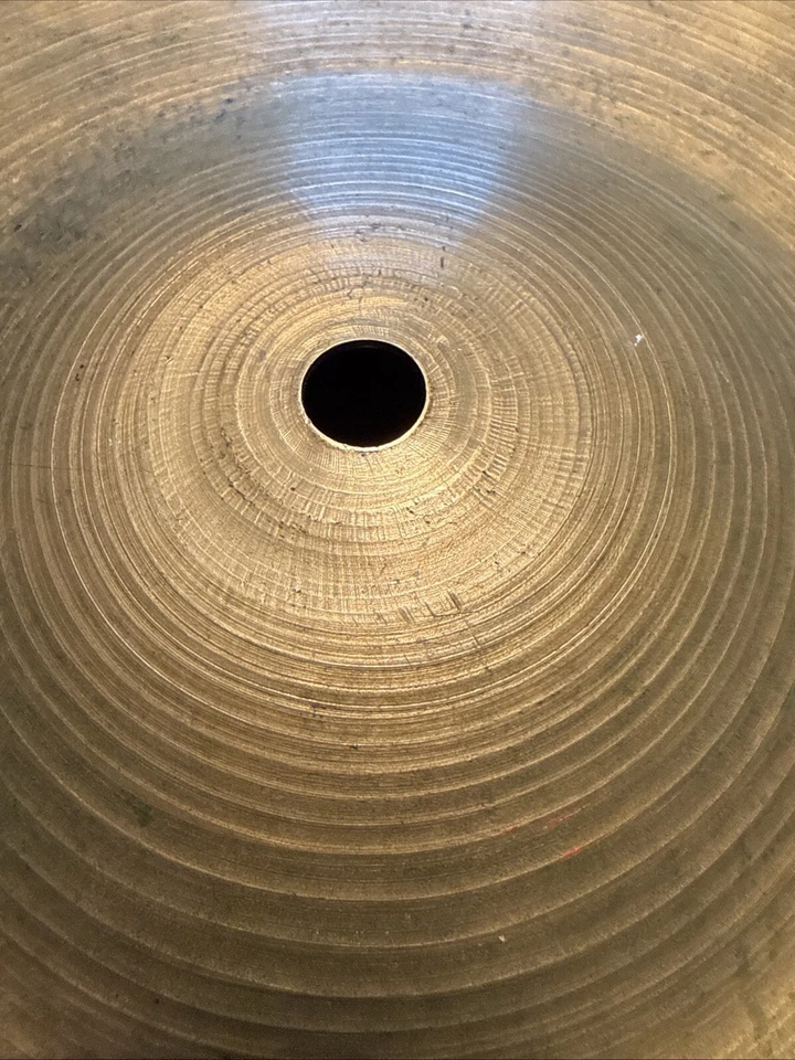 Platillo Avedis Zildjian 24" Sin llave Holing Bronce 1960 (ish) EXCELENTE Foto 4 de 4