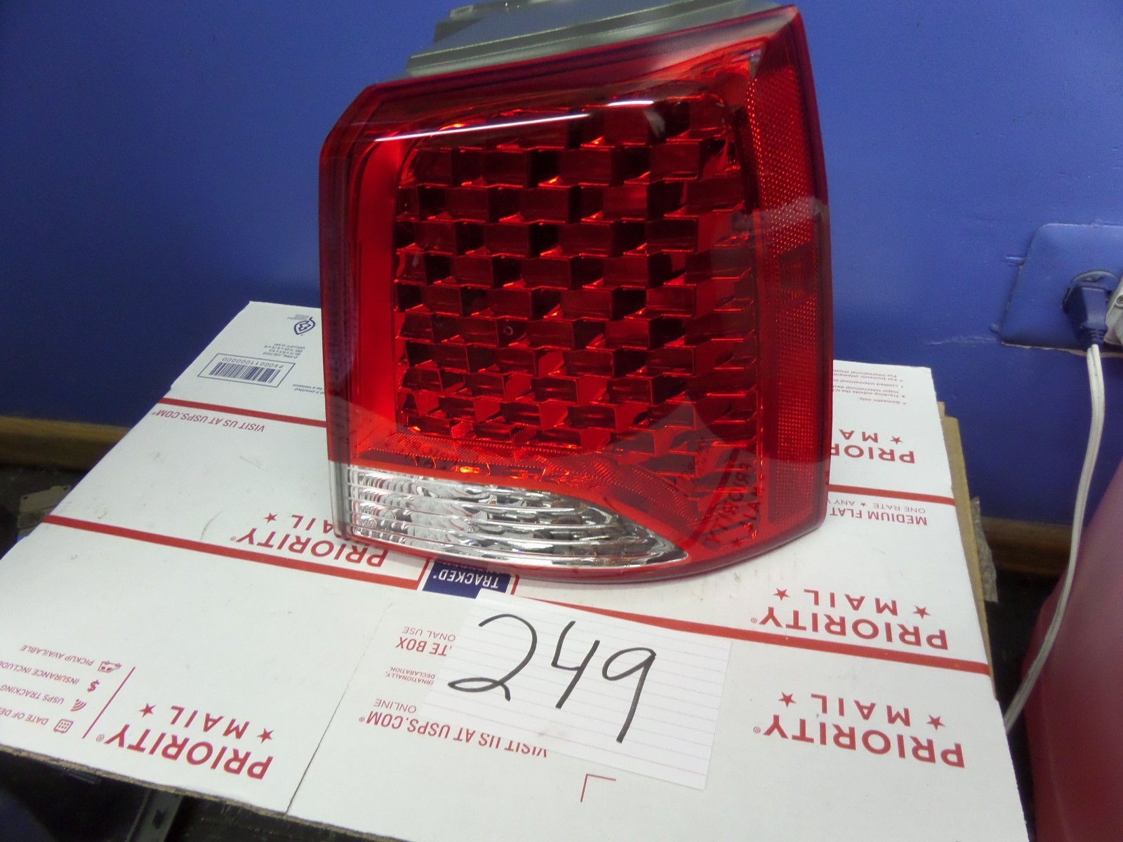 11 12 13 Kia Sorento Passenger  side tail light Used rear taillight 
