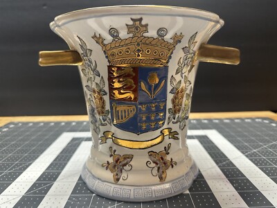 Antique Coat of Arms Porcelain Vase Marked Da Qing Qianlong Nian Zhi Gold