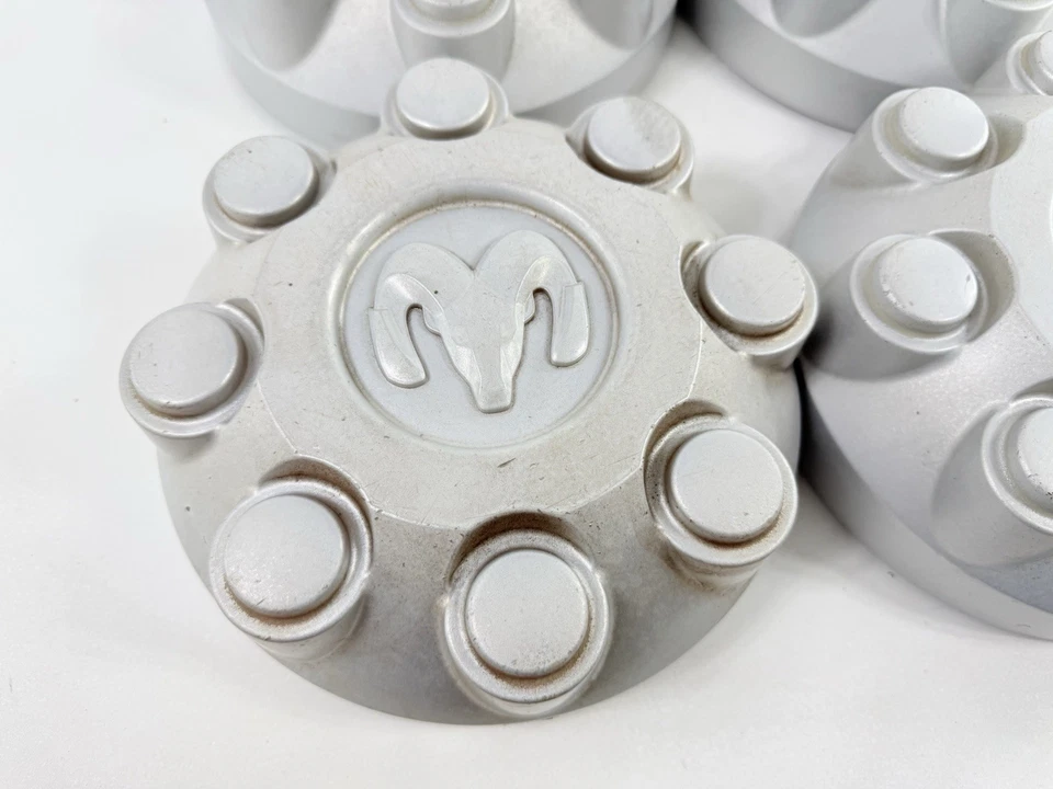 (Juego de 4) Tapacubos centrales Dodge Ram 2500 3500 2008-2013 OEM 52121450AA plateados Foto 4 de 4