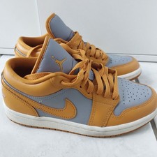 Air Jordan 1 Low in der Farbvariante „Cement Grey Chutney“. 36,5