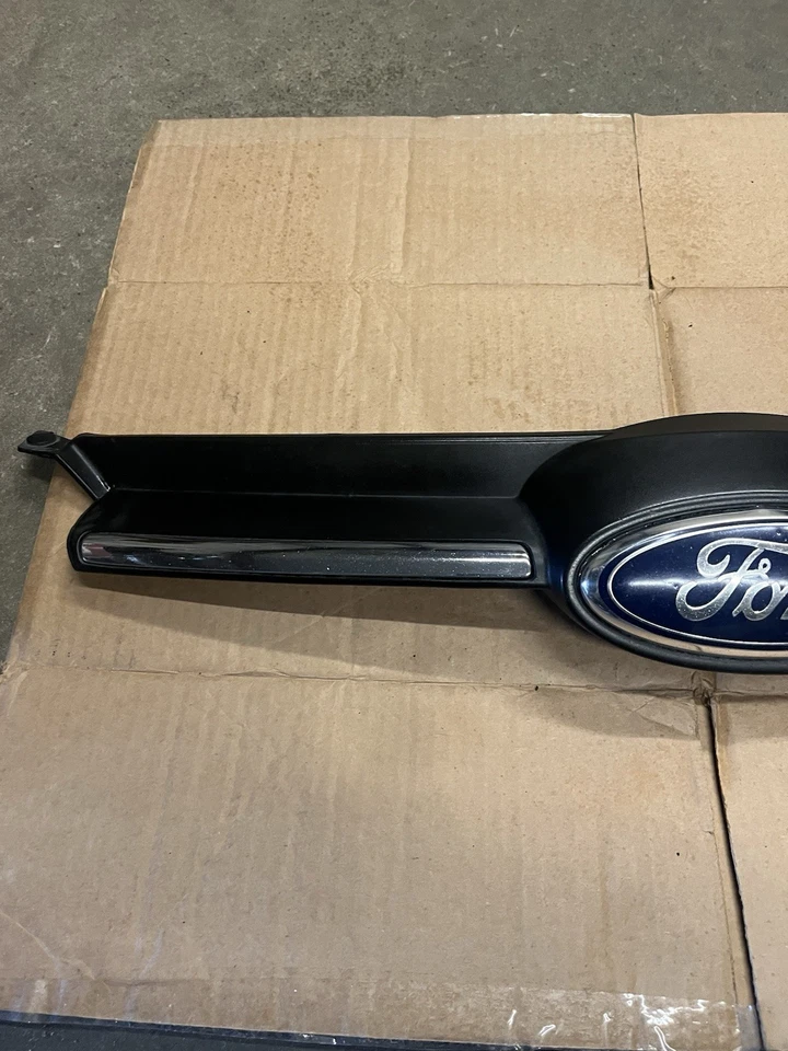 Parrilla superior delantera negra para Ford Focus 2012-2014 con moldura cromada OEM Foto 2 de 4
