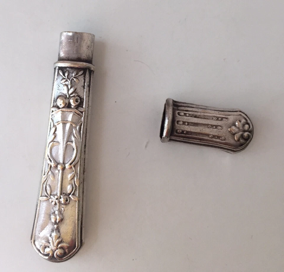 Ancien Porte aiguilles en métal argenté style louis XVI - Photo 3/3