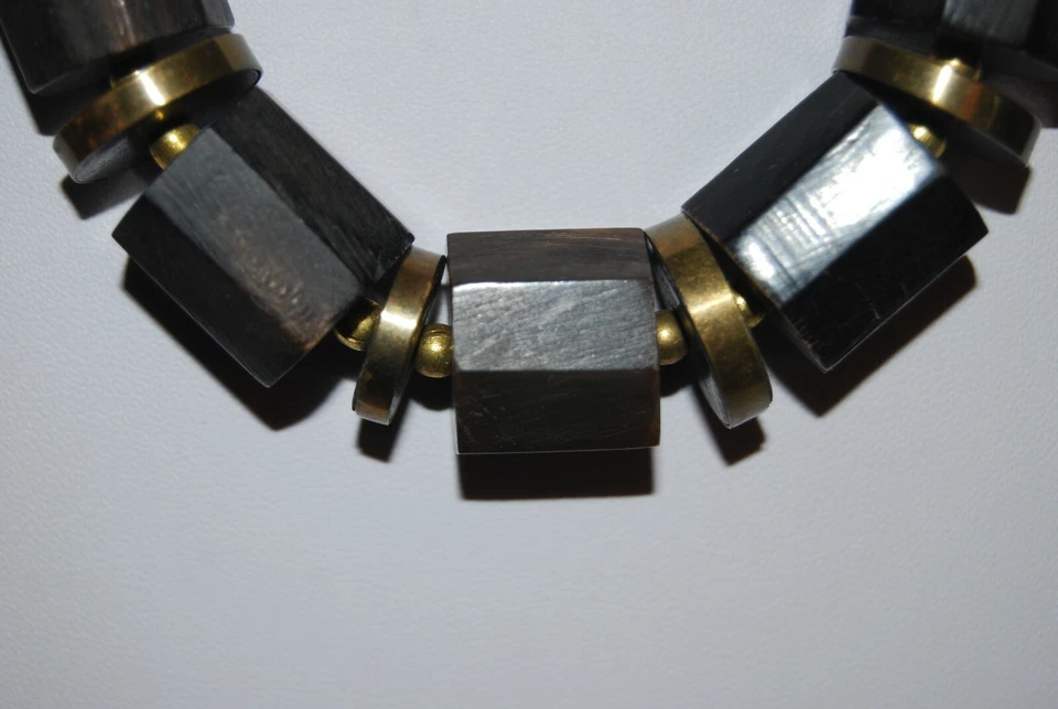 ELEGANT TRIBAL BROWN COLOR HORN AND BRASS ACCENTS STATEMENT GRADUATED NECKLACE - Image 4 of 4