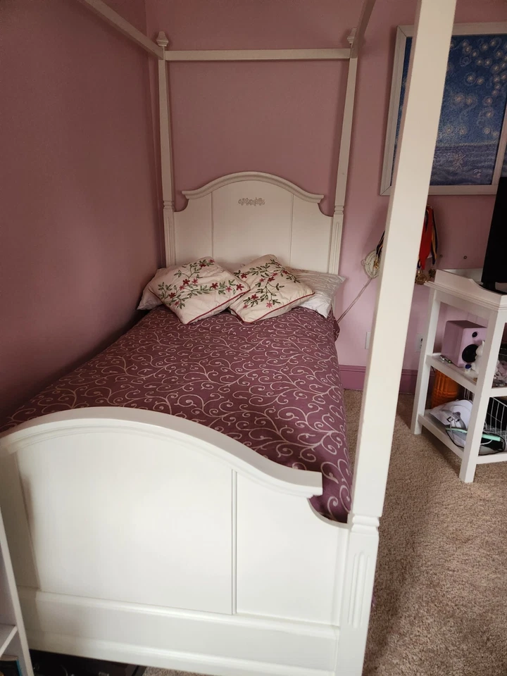 Cama doble con cuatro carteles Pottery Barn. Excelente estado.  Blanco antiguo. Foto 2 de 3